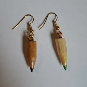 Pendientes de madera con diseño de lápiz