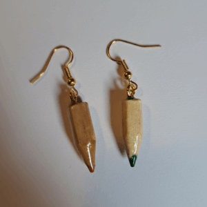 Pendientes de madera con diseño de lápiz