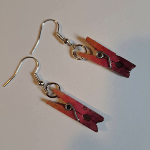 Pendientes de madera con diseño de pinza