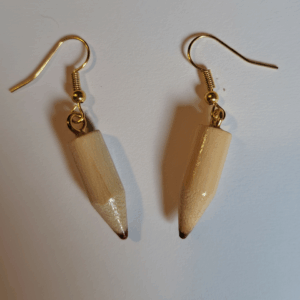 Pendientes de madera con diseño de lápiz