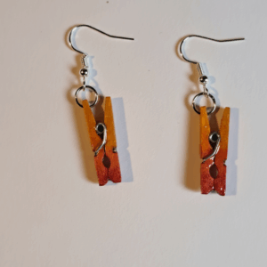 Pendientes de madera con diseño de pinza