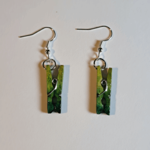 Pendientes de madera con diseño de pinza