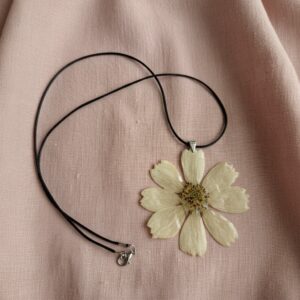 Colgante de flor natural en resina