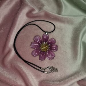 Colgante de flor natural en resina